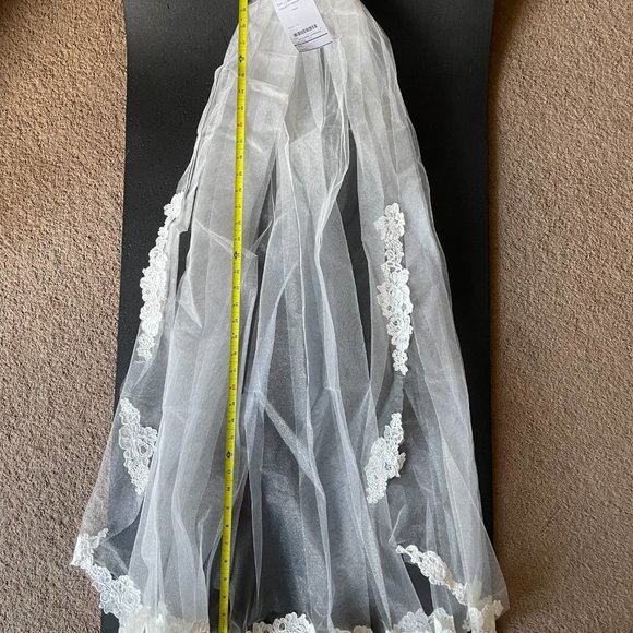 Paloma Blanca Wedding Veil /Champagne / Fingertip Length / Delicate Natural Lace main image 12